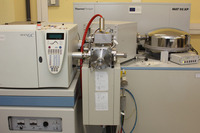 Espectrómetro de masas de sector magnético Thermo MAT95XP equipado con cromatógrafo de gases Thermo TRACEGC (modos de ionización disponibles: EI, CI y FAB)