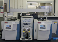 Espectrómetro de masas de alta resolución Thermo Scientific DFS encaixado a dous cromatógrafos de gases Trace 1310 e un inxector automático Triplus RSH